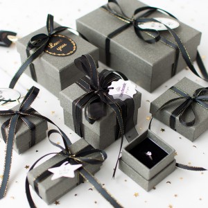 Aangepaste handgemaakte kartonnen papier sieraden verpakking voor hanger