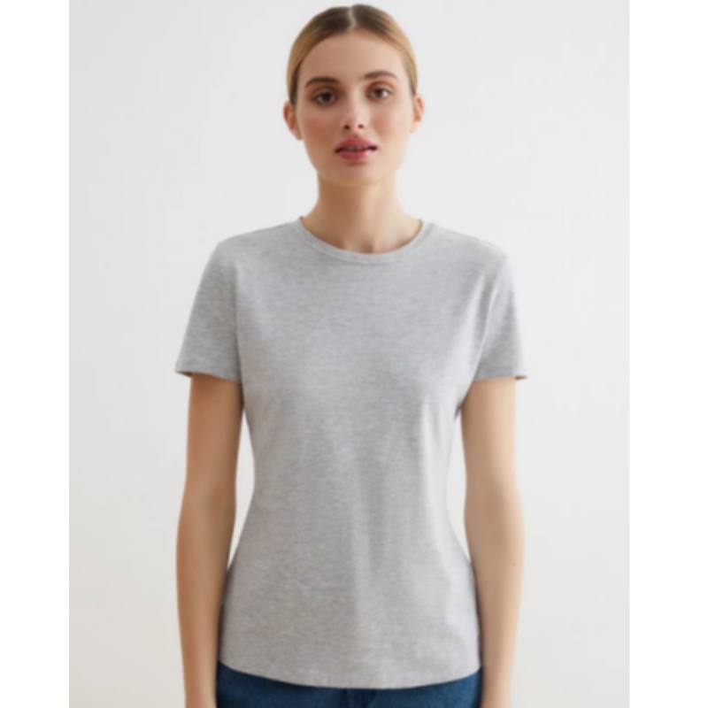 Gemonteerd lichtgrijs T-shirt gemaakt van hypoallergeen