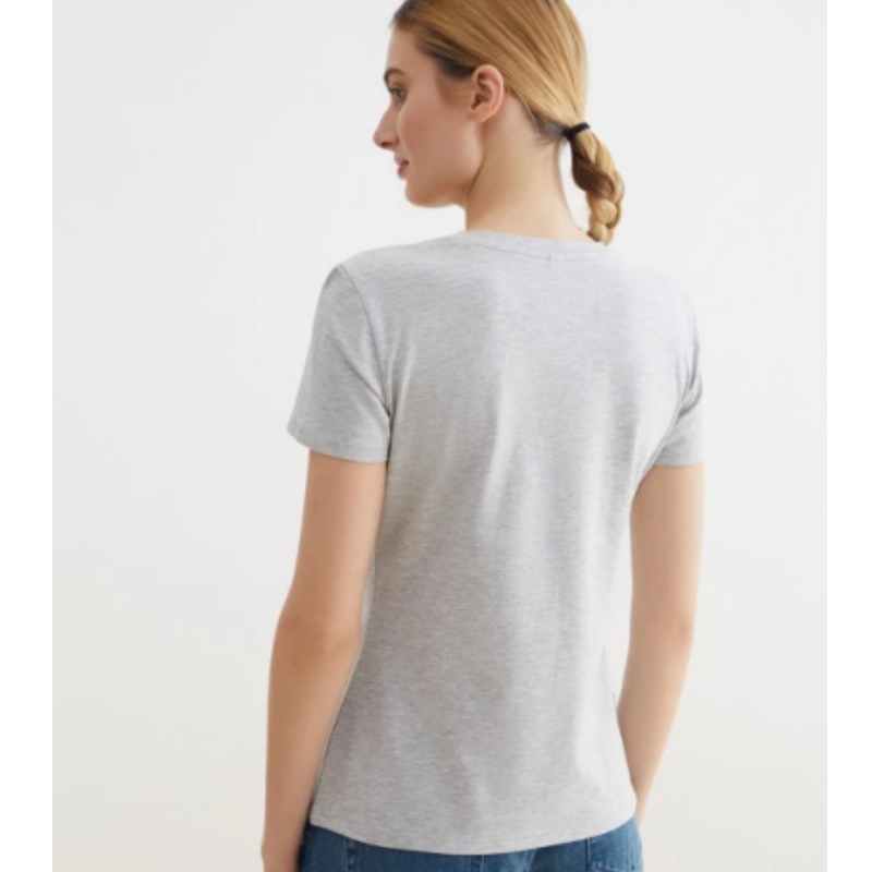 Gemonteerd lichtgrijs T-shirt gemaakt van hypoallergeen