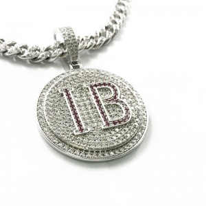 Modieuze ronde brief gegraveerde diamant hanger met ketting