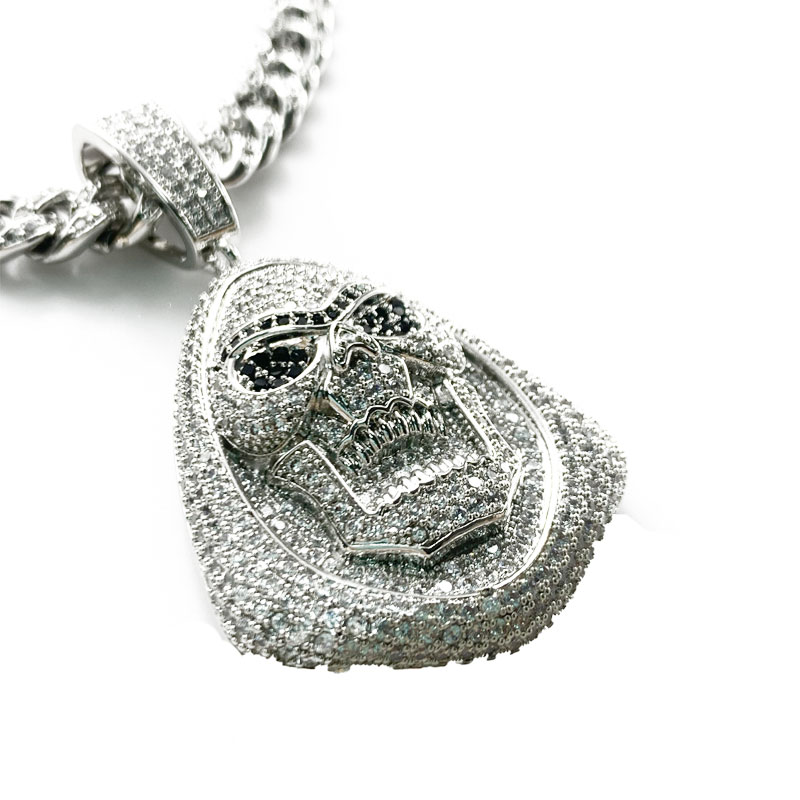 Denieuwe hip-hop-encrusted zirkoon demon hoofd ziet eruit als een diamanten ketting