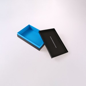 Zwarte doos met logo