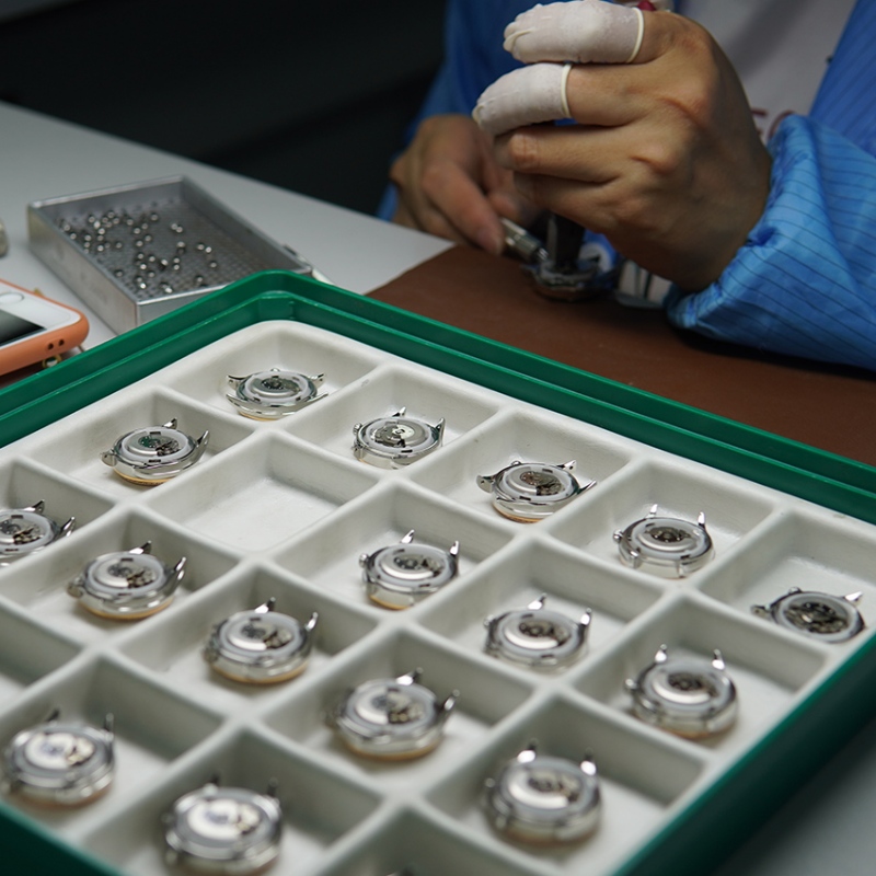 Waarom klokken en kijkt allemaalnaar rechts?