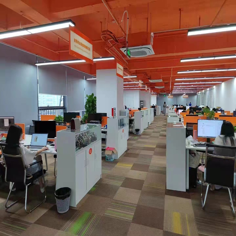 In het kantoor van het bedrijf werkt het personeel hard