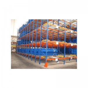 Opslagplanken van magazijn