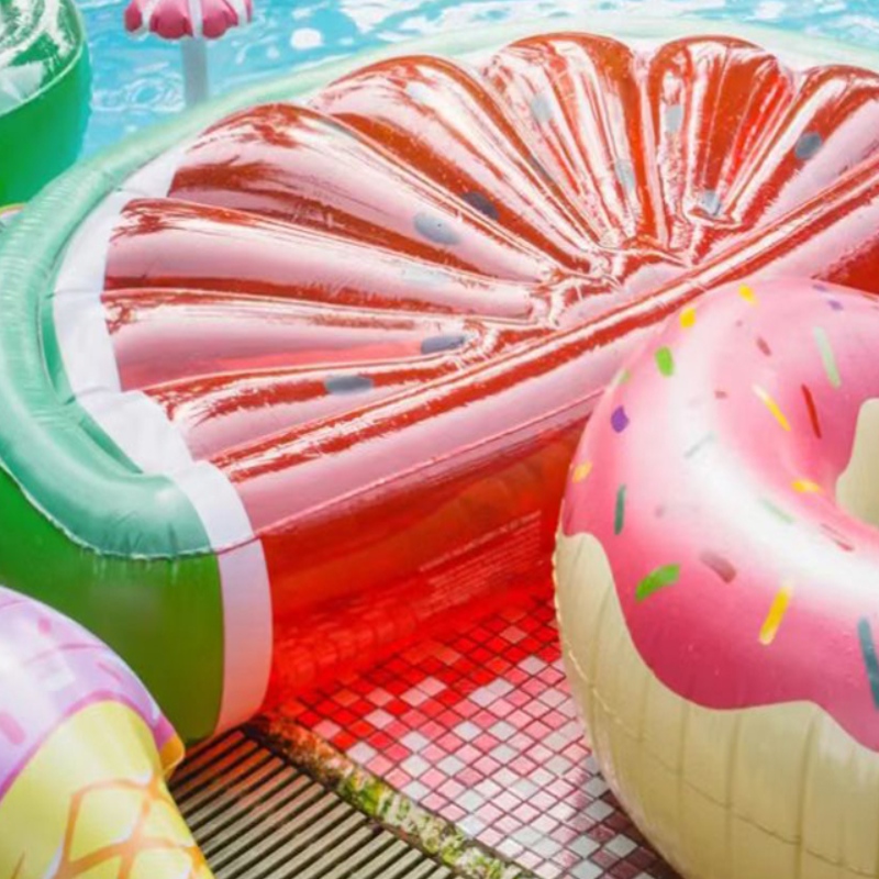 Hoe je zwembad schoonmaakt zonder gaten te porren?