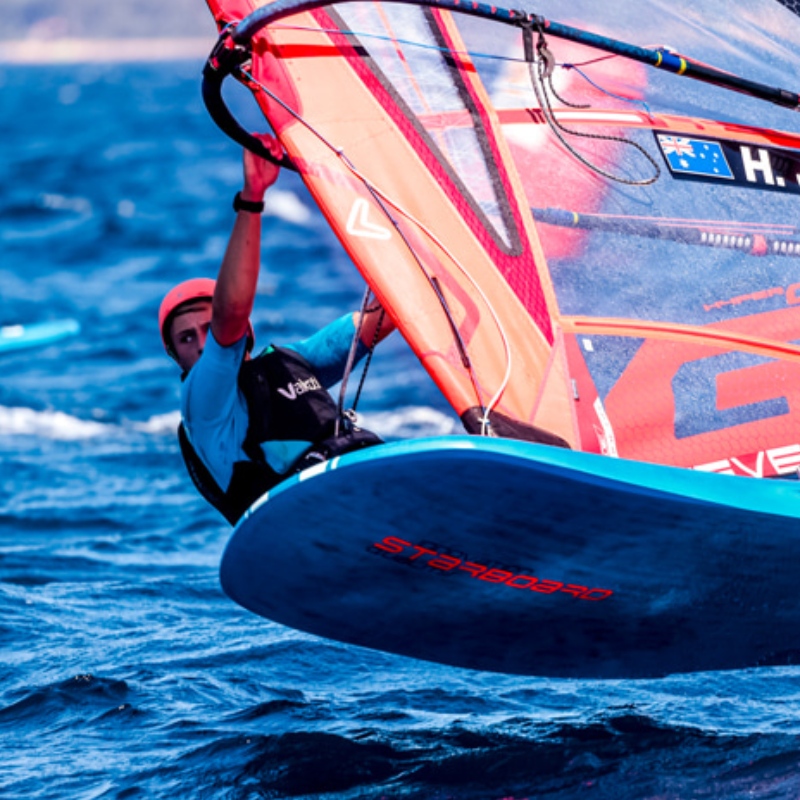 Allereerst verijdelende tack op windsurfing \\\\ \'s iqfoil-apparatuur