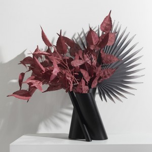 Zwarte hellende vaas