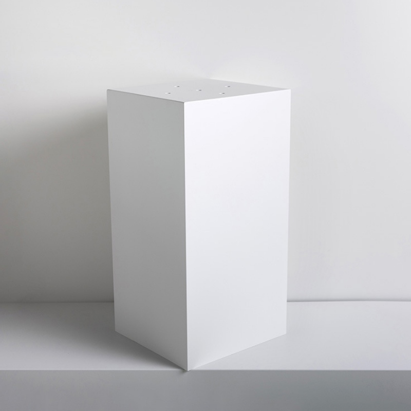 Witte vierkante sculptuurbasis