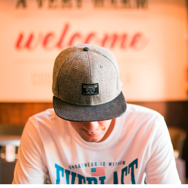 Wat is het verschil tussen snapbacks en truckershoeden?