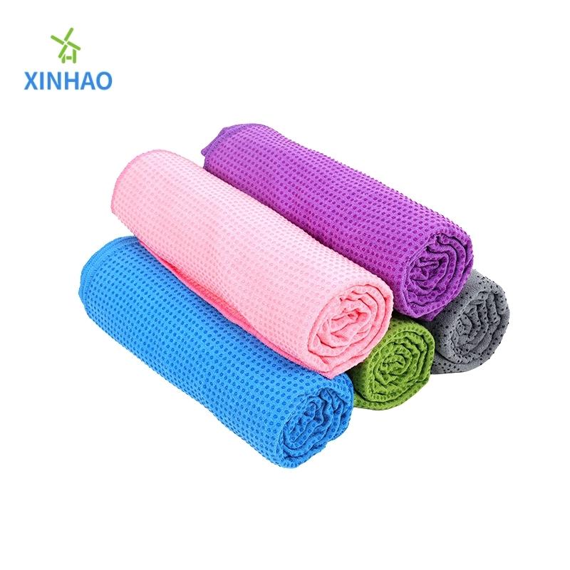 Een verscheidenheid aan kleuren microvezel zweet-absorberende vaste kleur yoga handdoek groothandel, PVC siliconen punt anti-slip huidvriendelijk, geschikt voor fitness, yoga, pilates, yoga op hoge temperatuur