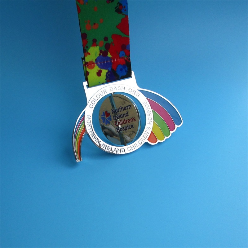 Geplaatste glanzende zilveren regenboog kleur vulspin medaille