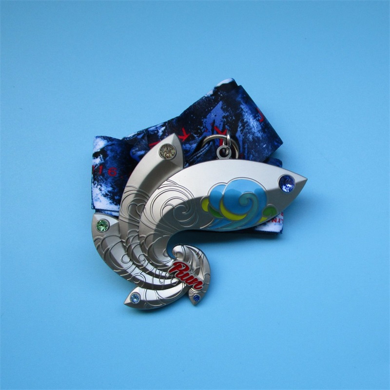 Mooie speciale ontwerpmedailles sporttrofee en medaille met edelstenen