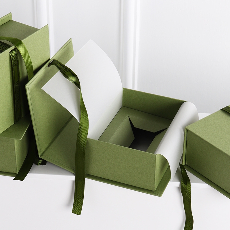 Custom boek-vormige geschenkdoos met zijde