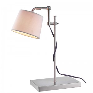 Verstelbare taaklamp op werkstation in kamers