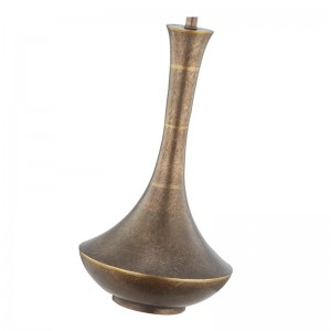 Decoratieve antieke ijzeren tafellamp bij openbare ruimte