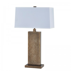 Decoratieve antieke ijzeren tafellamp bij ingang van de openbare ruimte