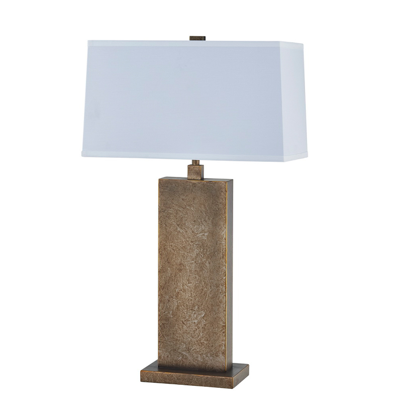 Decoratieve antieke ijzeren tafellamp bij ingang van de openbare ruimte