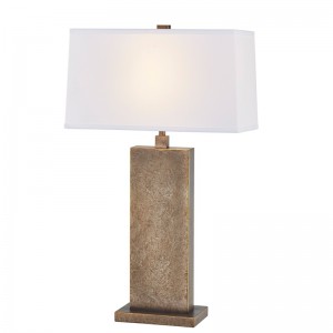 Decoratieve antieke ijzeren tafellamp bij ingang van de openbare ruimte