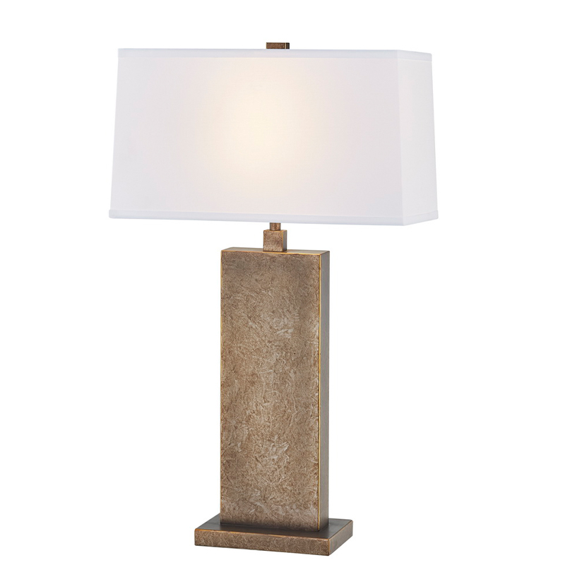 Decoratieve antieke ijzeren tafellamp bij ingang van de openbare ruimte