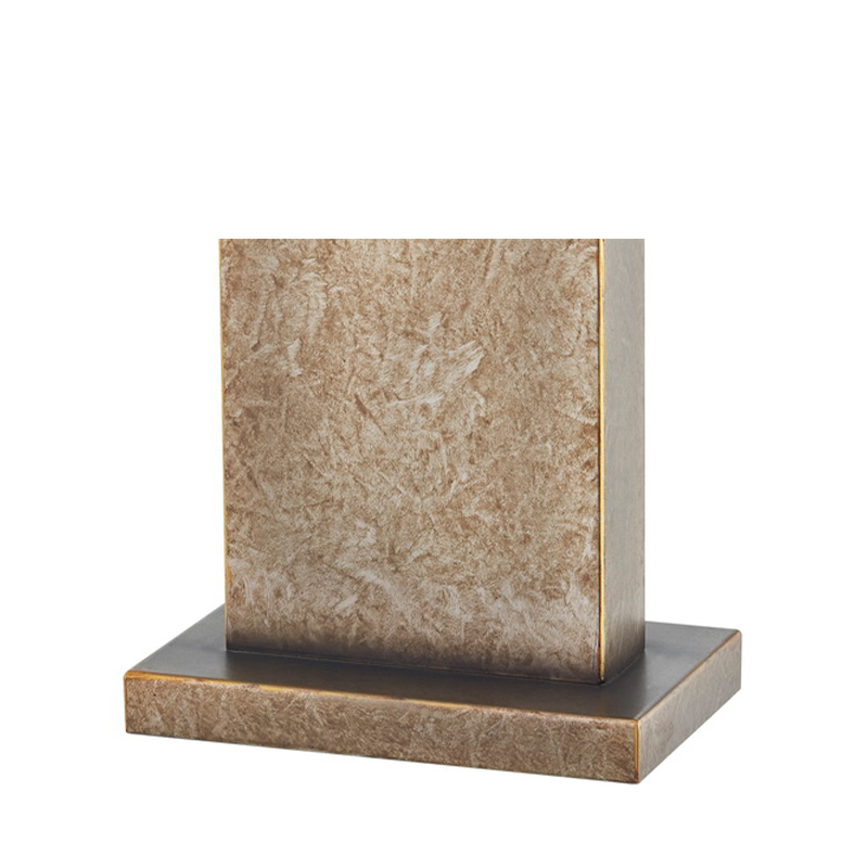 Decoratieve antieke ijzeren tafellamp bij ingang van de openbare ruimte