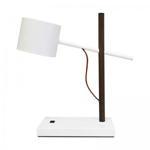 Taaklamp met witte en teak afwerking en een op/off rocker switch @ werkstation in de kamer