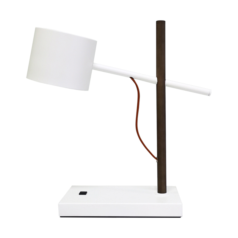 Taaklamp met witte en teak afwerking en een op/off rocker switch @ werkstation in de kamer