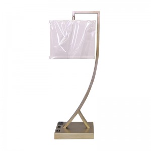 Antieke zilveren afwerking bureaulamp met een op/off rocker -schakelaar, een handige stopcontact en een USB -oplaadhaven in de kamer