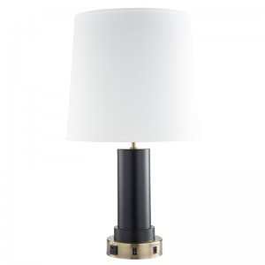 Custom Nightsand Lamp met antieke koper en zwarte afwerking, een op/off rocker -schakelaar, een handige uitlaatklep en een USB -oplaadhaven in de kamer