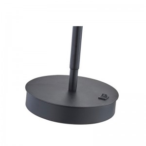 Marriott verstelbare LED -bureaulamp met matzwarte afwerking en een op/off rocker -schakelaar in hotelkamer