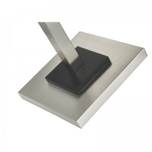 Hotel metalen vloerlamp met geborsteldnikkelafwerking en zwart accent in de kamer