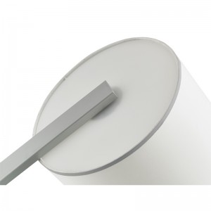 Hiltom Hotel Sofanaast vloerlamp met zilveren afwerking in de kamer