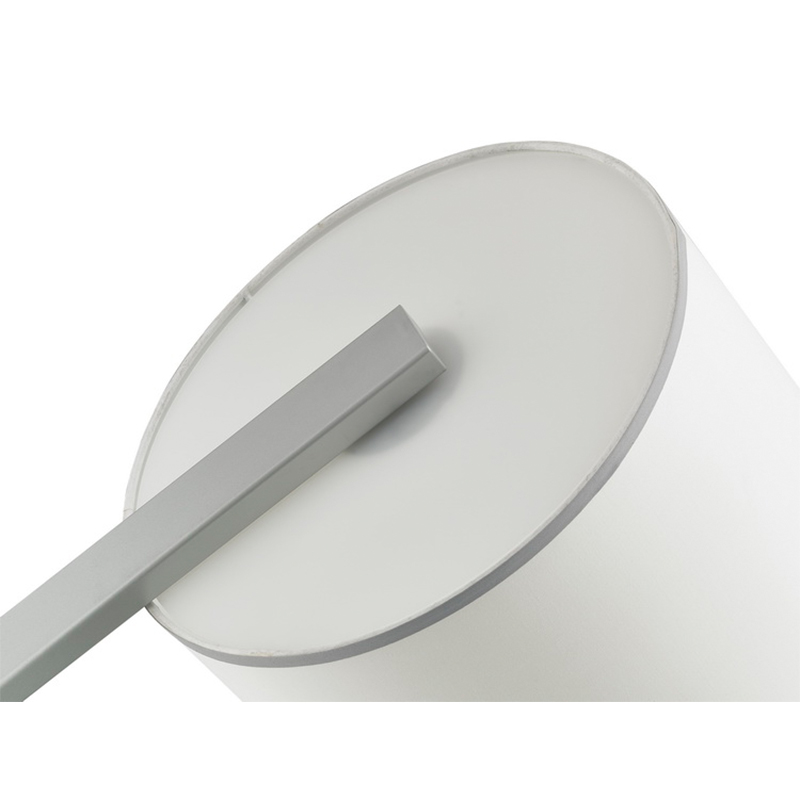 Hiltom Hotel Sofanaast vloerlamp met zilveren afwerking in de kamer