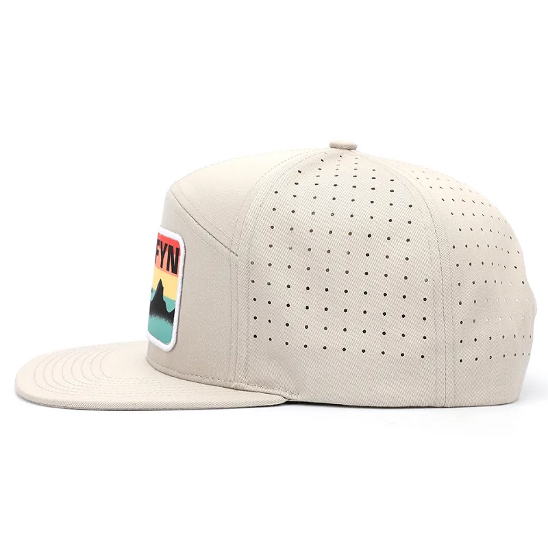 Groothandel aangepaste hoogwaardige 7 paneel platte rand gedrukte patch logo snapback caps, laser gesneden gat geperforeerde heren hoed