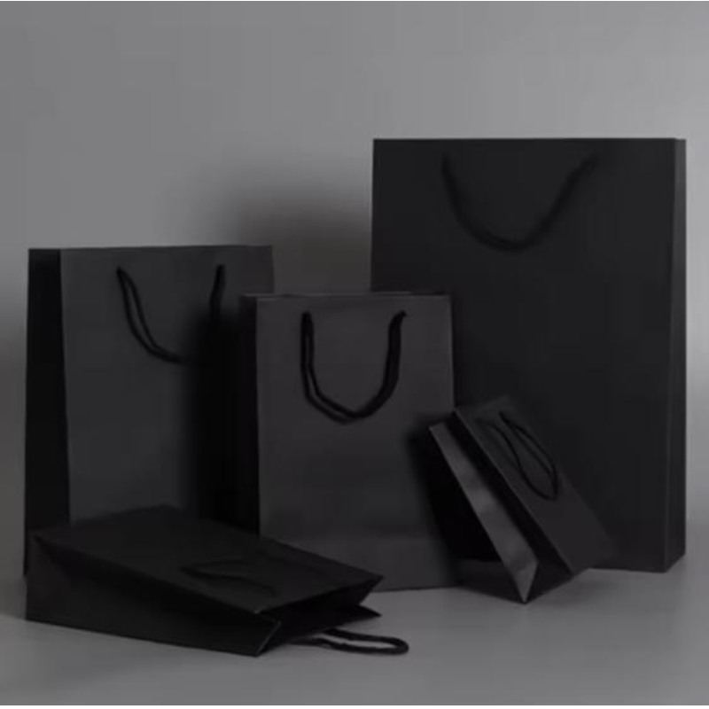 Luxe zwarte verpakking papieren zakken bedrukte aangepaste logo kleding winkelen cadeau sieraden wijn papieren tas