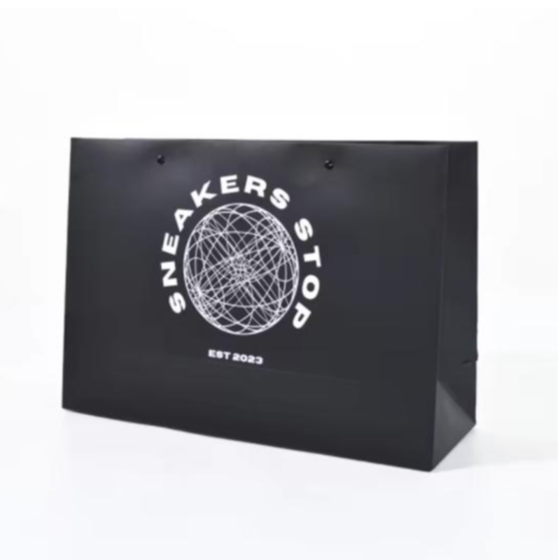 Aangepast Logo Matt Zwart papier Kleding Verpakking Geschenk papieren tas Winkelzak Luxe papieren zakken met lintgreep