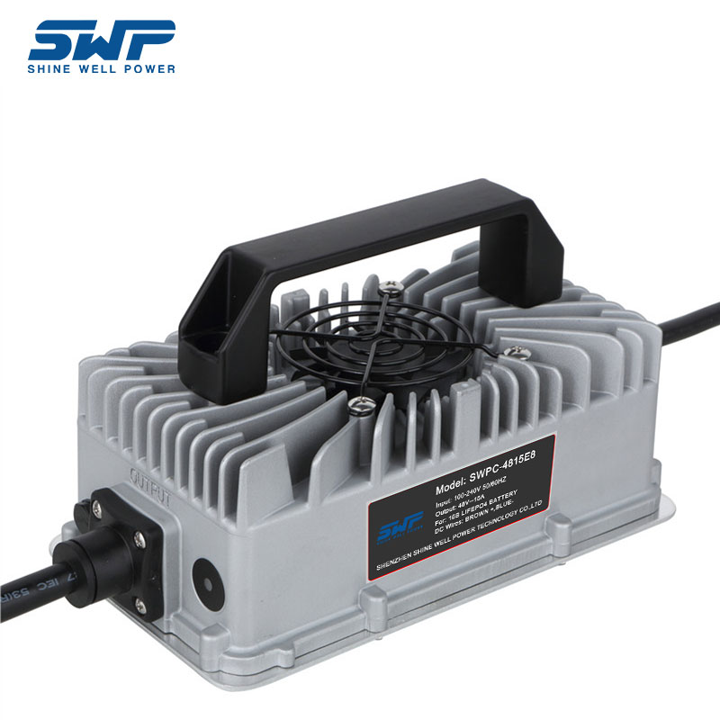 Smart Charger met FCC-certificering en ingangspanningsbereik van 100-240V Golf Cart Battery RV Lithium Battery