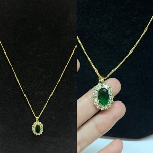 Regal Emerald Elegance Gold-Geplaatste groene edelsteen ketting met sprankelende accenten