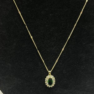 Regal Emerald Elegance Gold-Geplaatste groene edelsteen ketting met sprankelende accenten