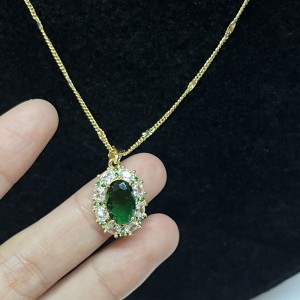 Regal Emerald Elegance Gold-Geplaatste groene edelsteen ketting met sprankelende accenten