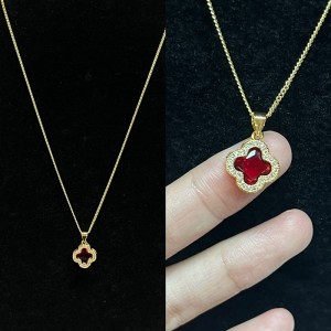 Radiant Ruby Blossom Gold-Geplaatste bloemketting met sprankelende heldere accenten