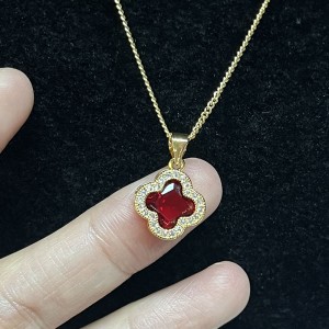 Radiant Ruby Blossom Gold-Geplaatste bloemketting met sprankelende heldere accenten