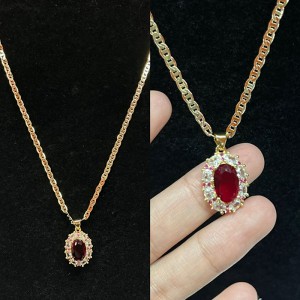 Royal Ruby Halo ketting met diamant & Roze saffieraccenten op een 14k gouden ketting