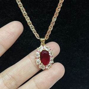 Royal Ruby Halo ketting met diamant & Roze saffieraccenten op een 14k gouden ketting
