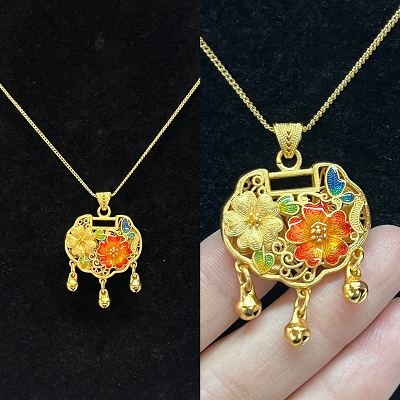 Traditioneel Chinees goud-Geplaatste levensduurvergrendeling Hangketting met filigraan bloemenglazuur en bungelende gelukkige klokken voor bescherming en welvaart