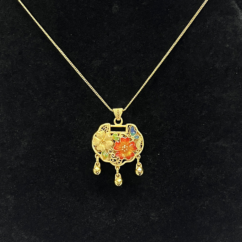 Traditioneel Chinees goud-Geplaatste levensduurvergrendeling Hangketting met filigraan bloemenglazuur en bungelende gelukkige klokken voor bescherming en welvaart
