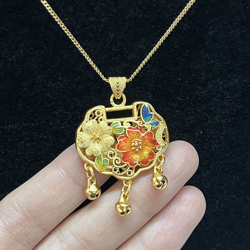 Traditioneel Chinees goud-Geplaatste levensduurvergrendeling Hangketting met filigraan bloemenglazuur en bungelende gelukkige klokken voor bescherming en welvaart