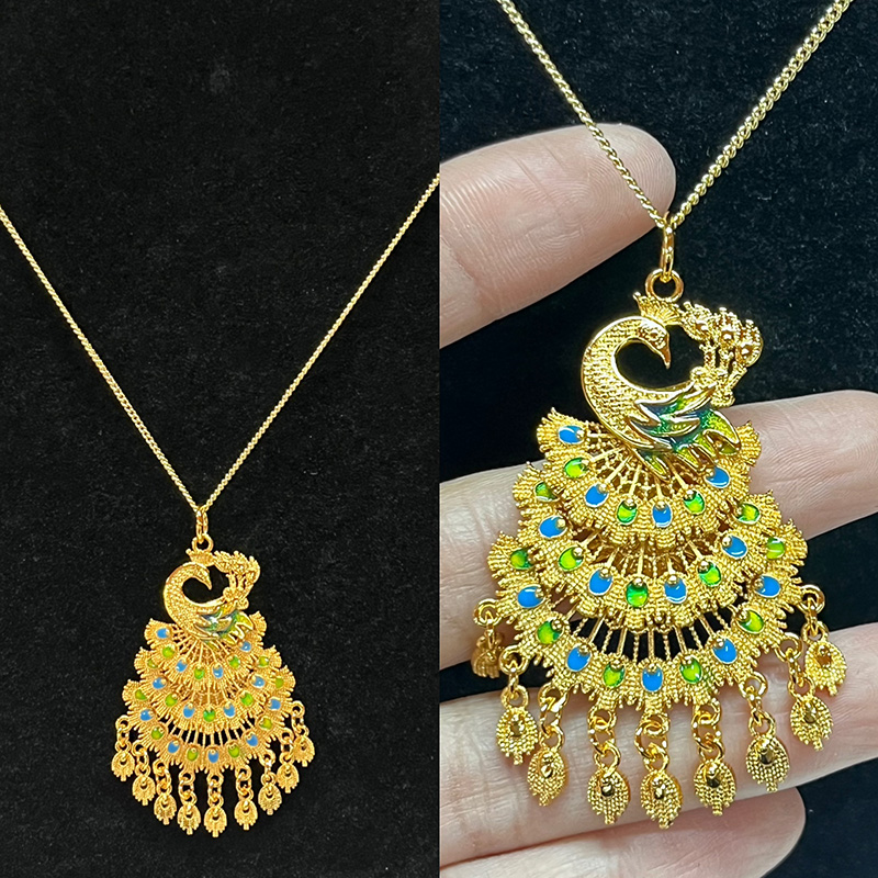Luxe 18K goud-Geplaatste pauw hangketting met hand-Geschilderde glazuur detailleren en bungelen van gouden charmes voor vrouwen