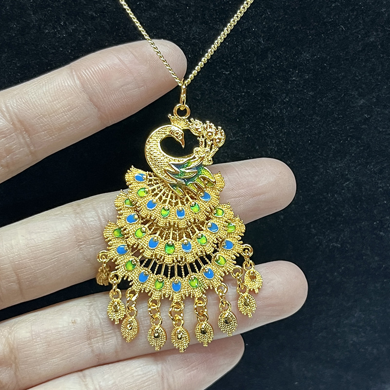 Luxe 18K goud-Geplaatste pauw hangketting met hand-Geschilderde glazuur detailleren en bungelen van gouden charmes voor vrouwen