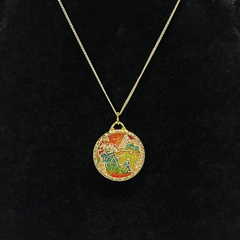Handgemaakte cloisonné email landschap hanger ketting met 18k goudplating & Gegraveerde dual-Zijdig ontwerp